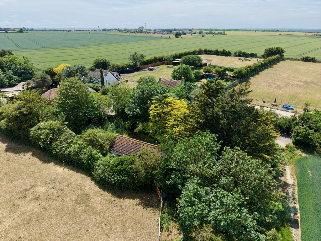 Lot: 163 - DETACHED DWELLING WITH PERMISSION FOR RESIDENTIAL USE AND EXTENSION IN DESIRABLE LOCATION - Aerial view of location